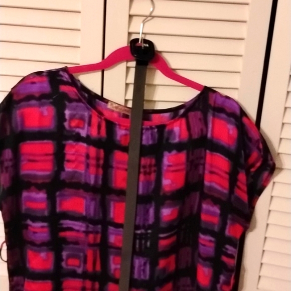 Like New Satin Short Sleeve Pink, Purple, Black printed Knee Length Shift Dress - Picture 8 of 8